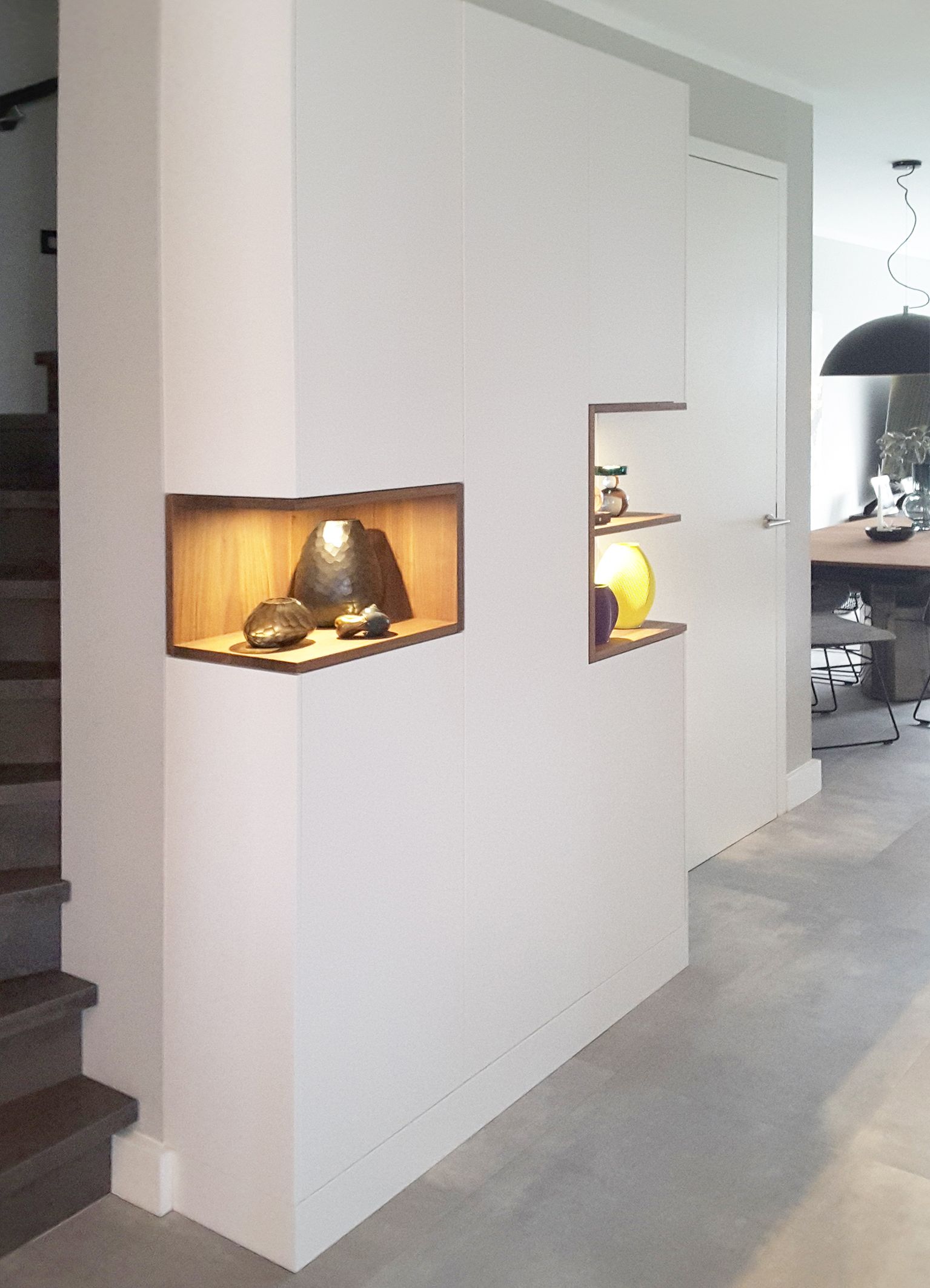 Weißer Schrank mit beleuchteten Fächern in Nußbaum.