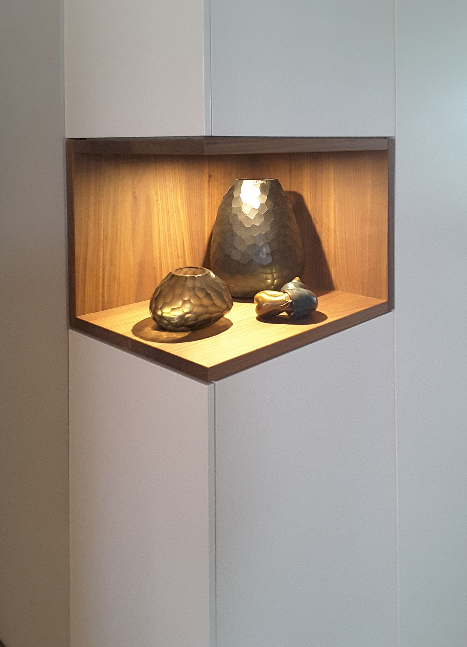 Beleuchtetes Fach in Nußbaum.