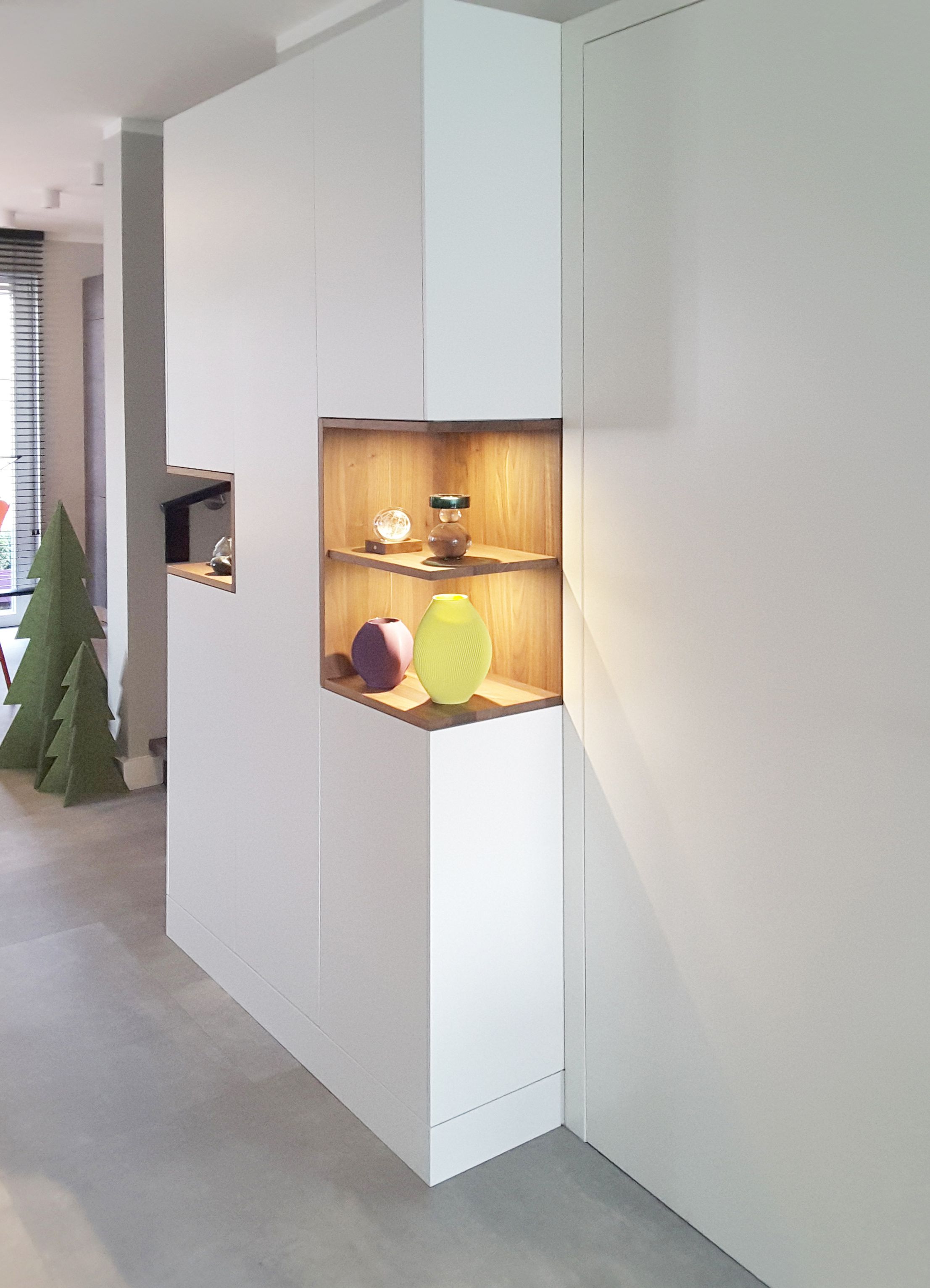 Weißer Schrank mit beleuchteten Fächern in Nußbaum.