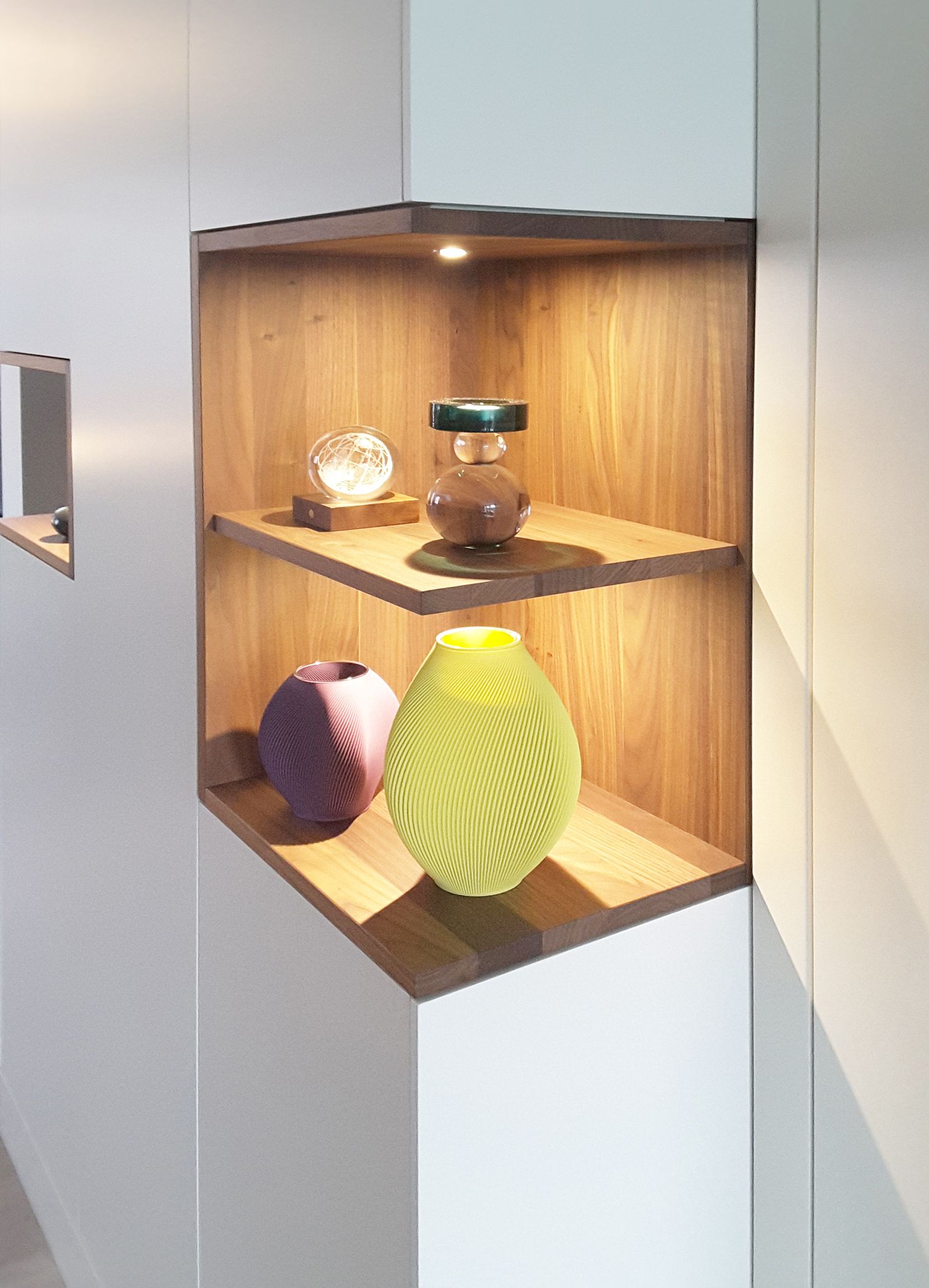 Beleuchtetes Fach in Nußbaum.