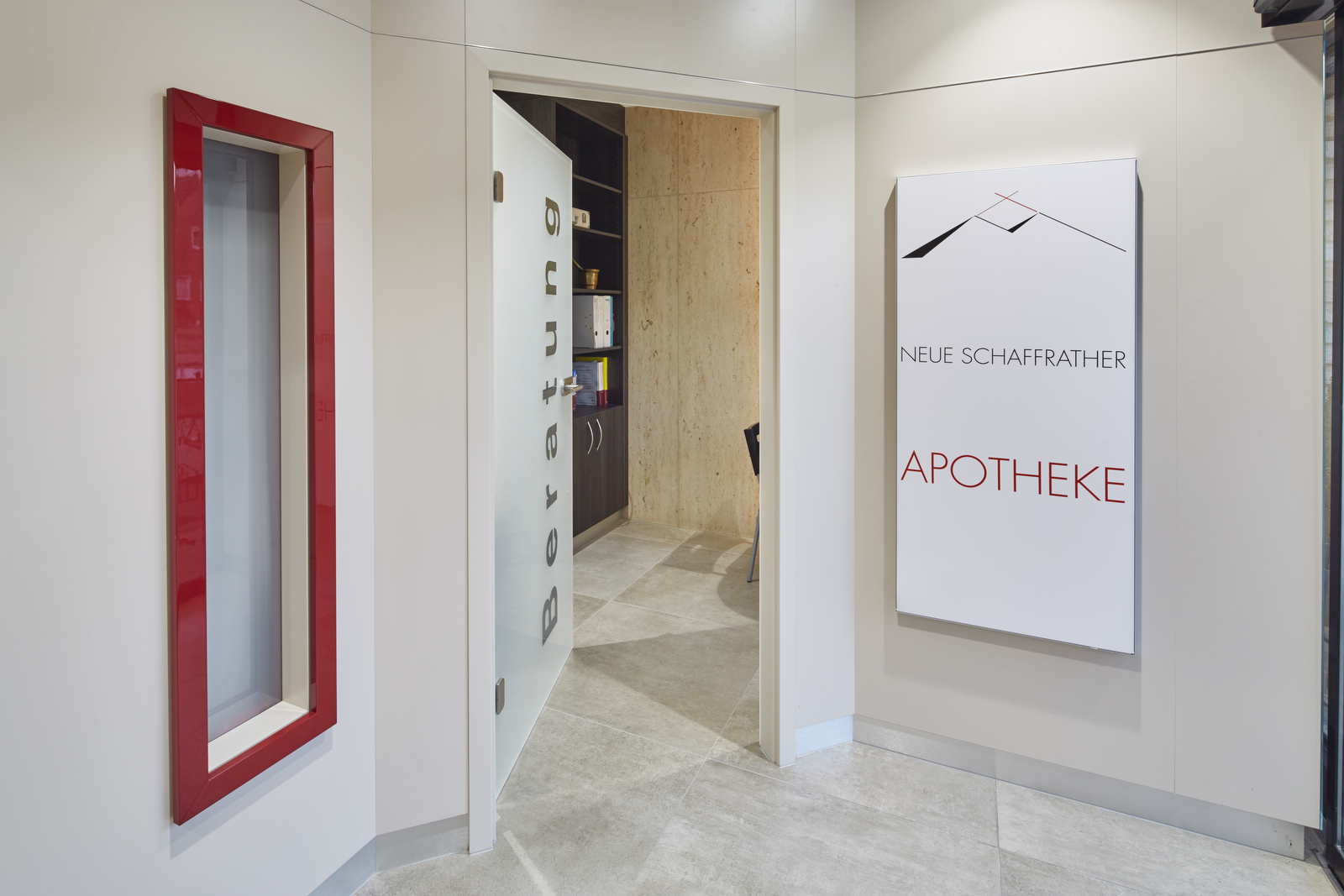 Der Eingang zu einem Raum auf dessen Türe "Beratung" steht.