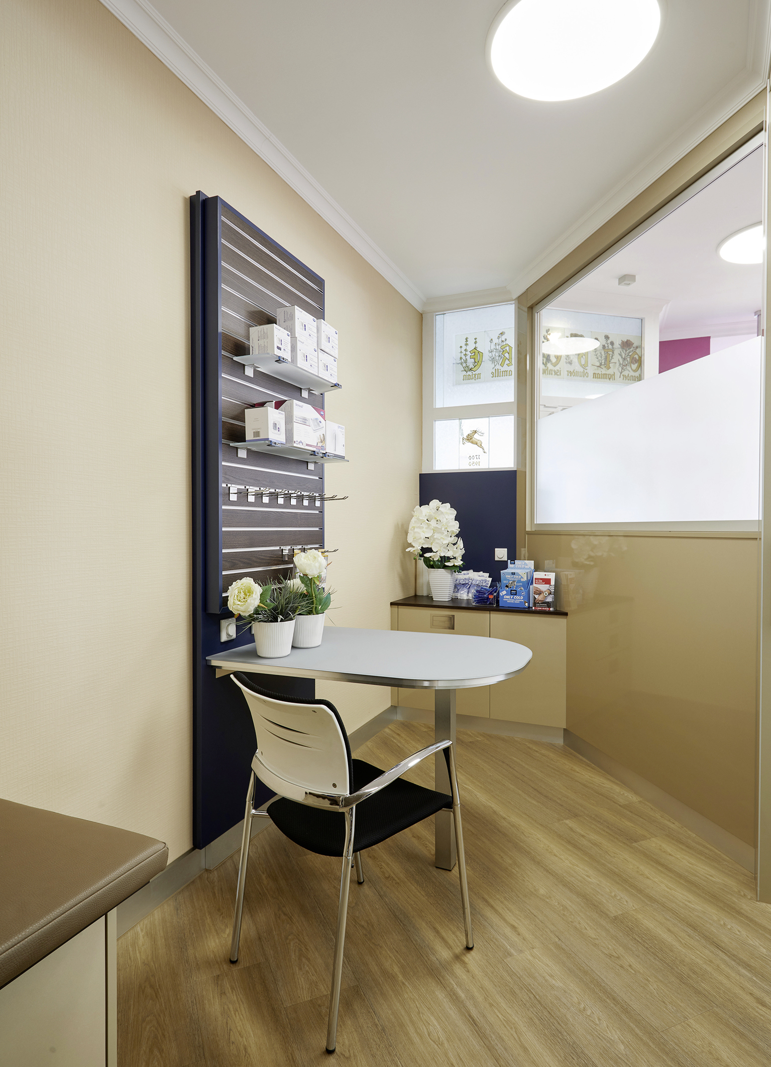 Ein kleiner Wartebereich mit Tisch und Stühlen.