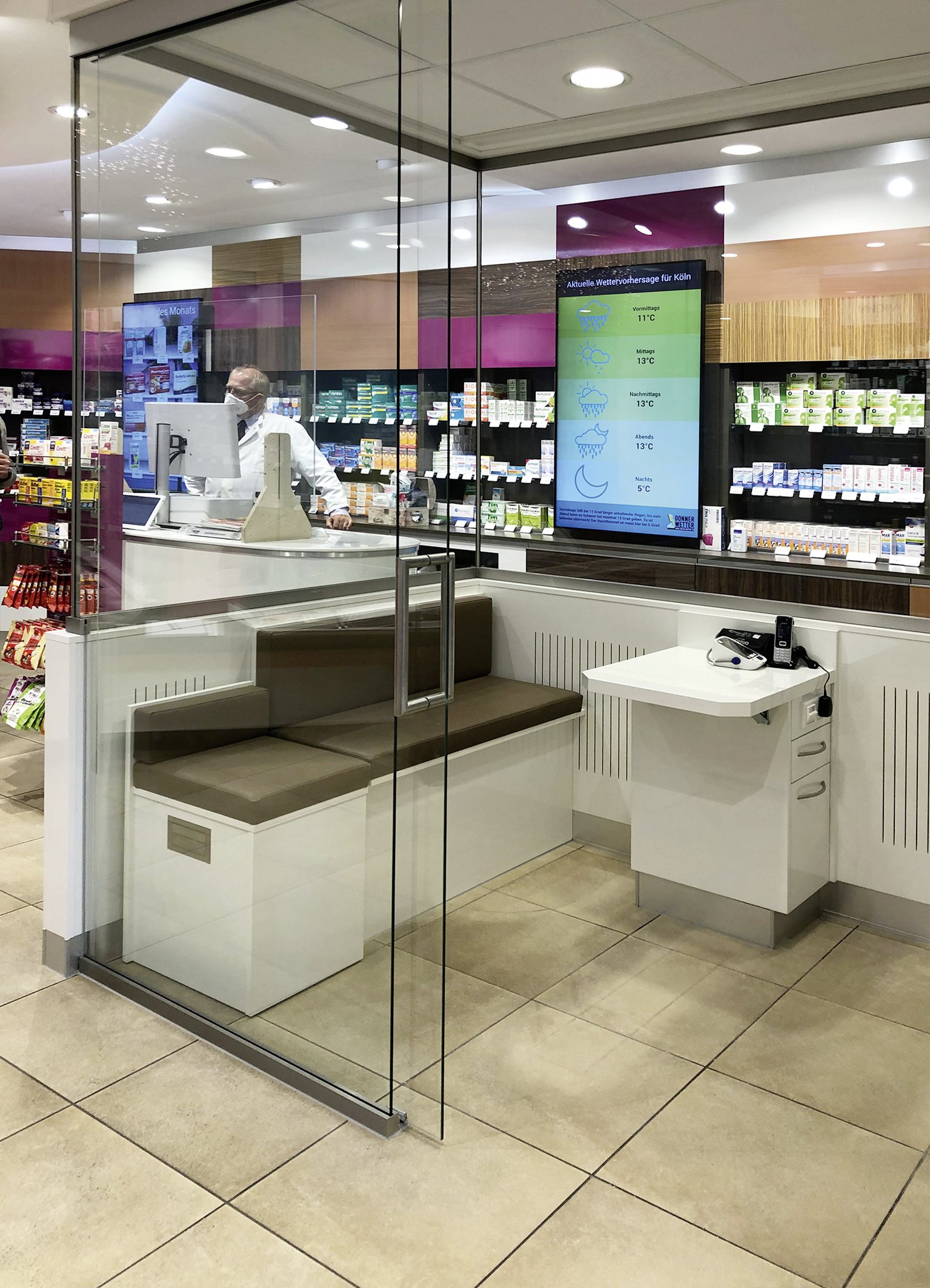 Ein Warteraum mit Sitzmöglichkeit und Glastür.