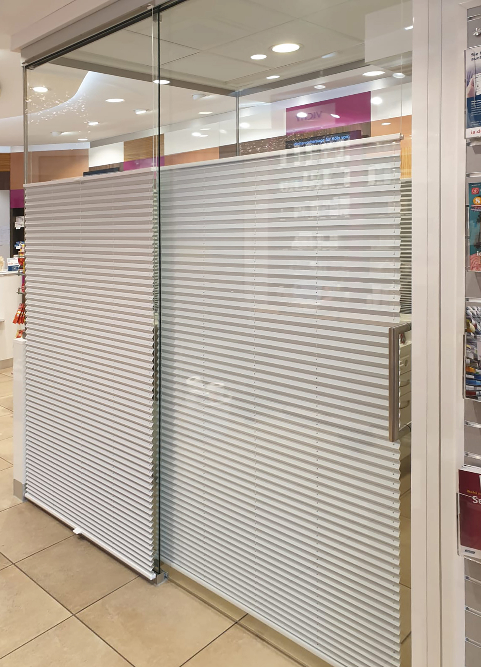 Ein Warteraum bei dem die Sichtblockade hochgezogen wurde.