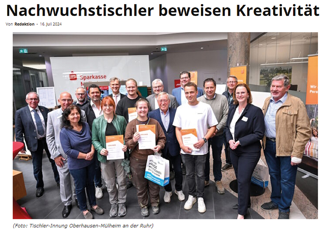 Ausschnitt aus Zeitungsartikel "Nachwuchstischler beweisen Kreativität" mit einer Personengruppe mit Preisträgern und Offiziellen in der Sparkasse.