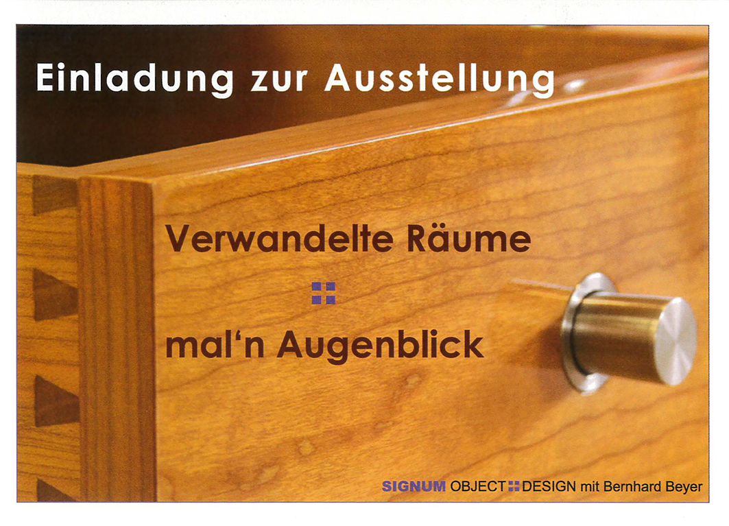 Postkarte, Einladung zur Ausstellung 2014, die neben Text "Verwandelte Räume" gezinkten Schubkasten in Kirschbaum zeigt.
