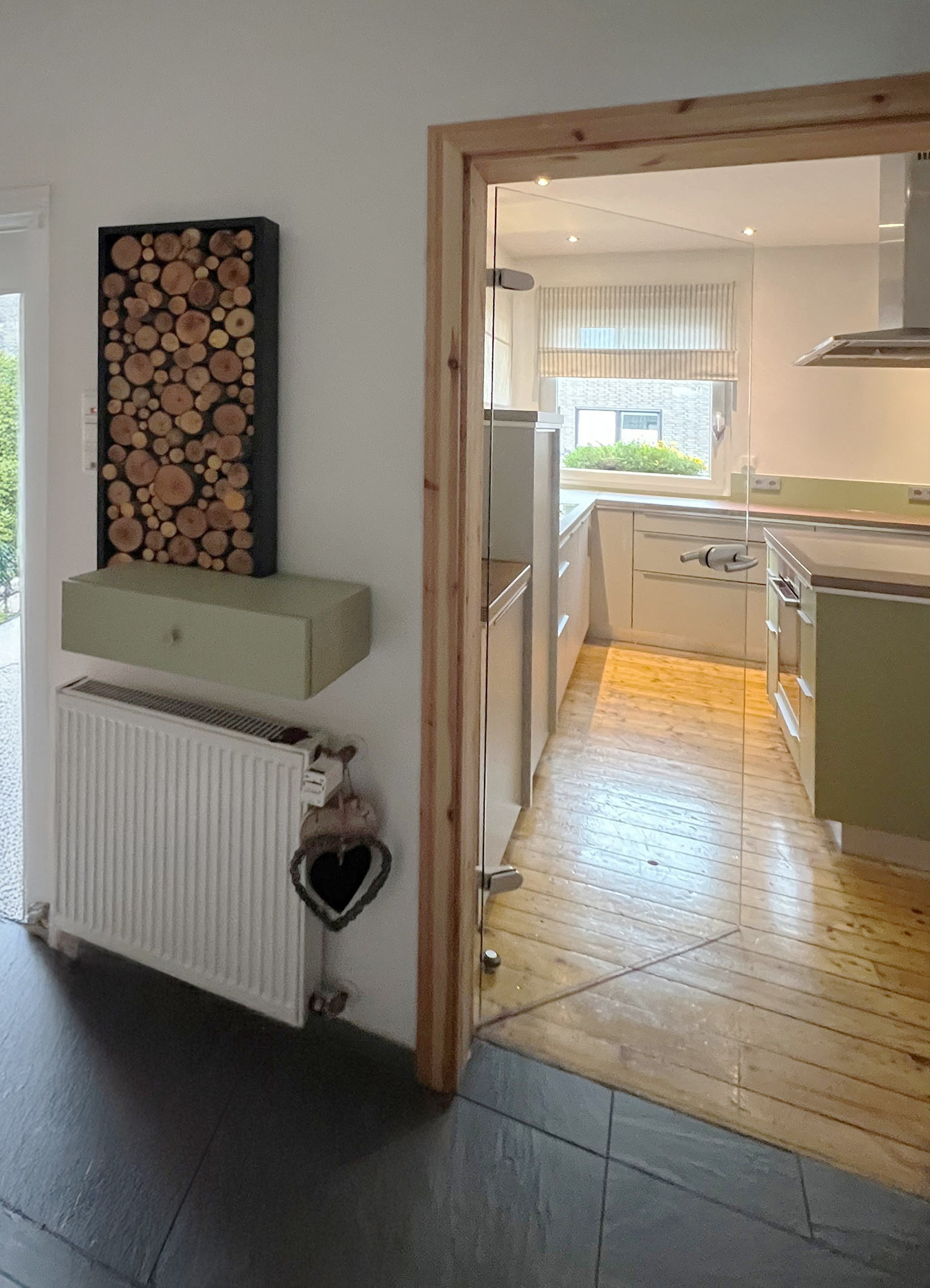 Schubkastenablage in Flur neben Eingang mit Schlüsselboard in Naturholz.