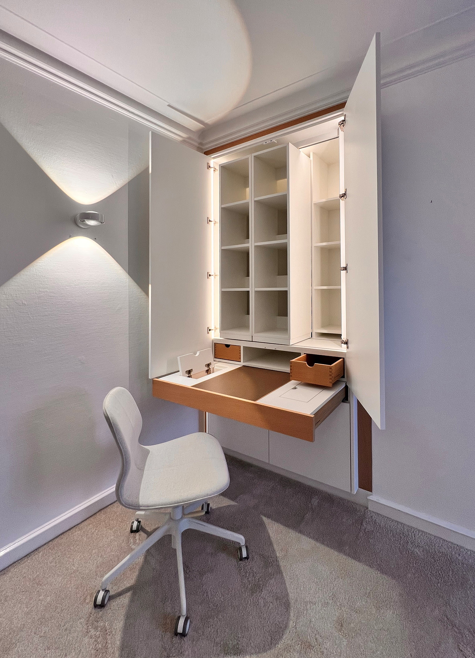 Einbauschrank mit Arbeitsplatz in Nische mit herausziehbarer Arbeitsfläche geöffnet.