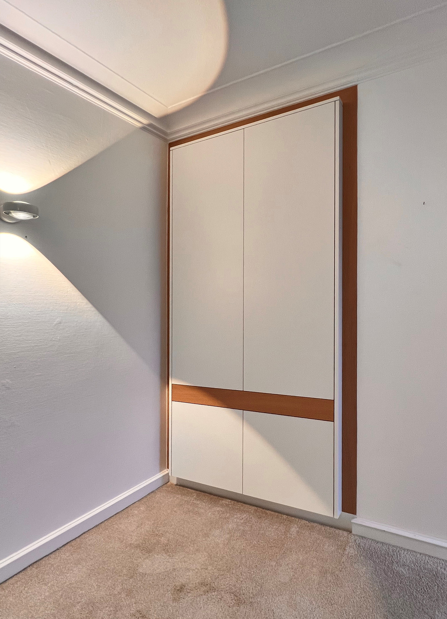 Einbauschrank mit Arbeitsplatz in Nische mit herausziehbarer Arbeitsfläche.