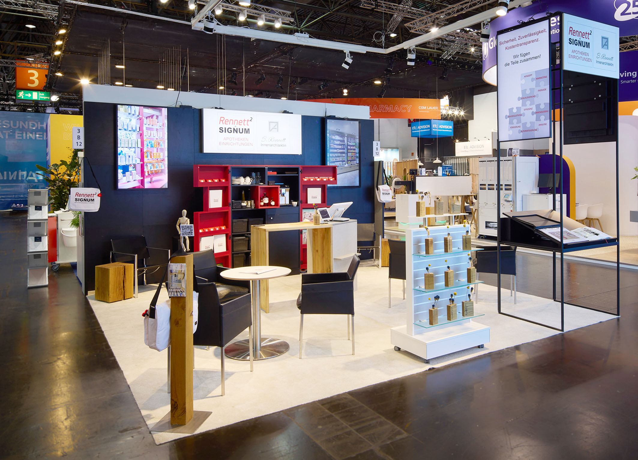 Messestand in Perspektive mit geöffnetem roten Schrank.