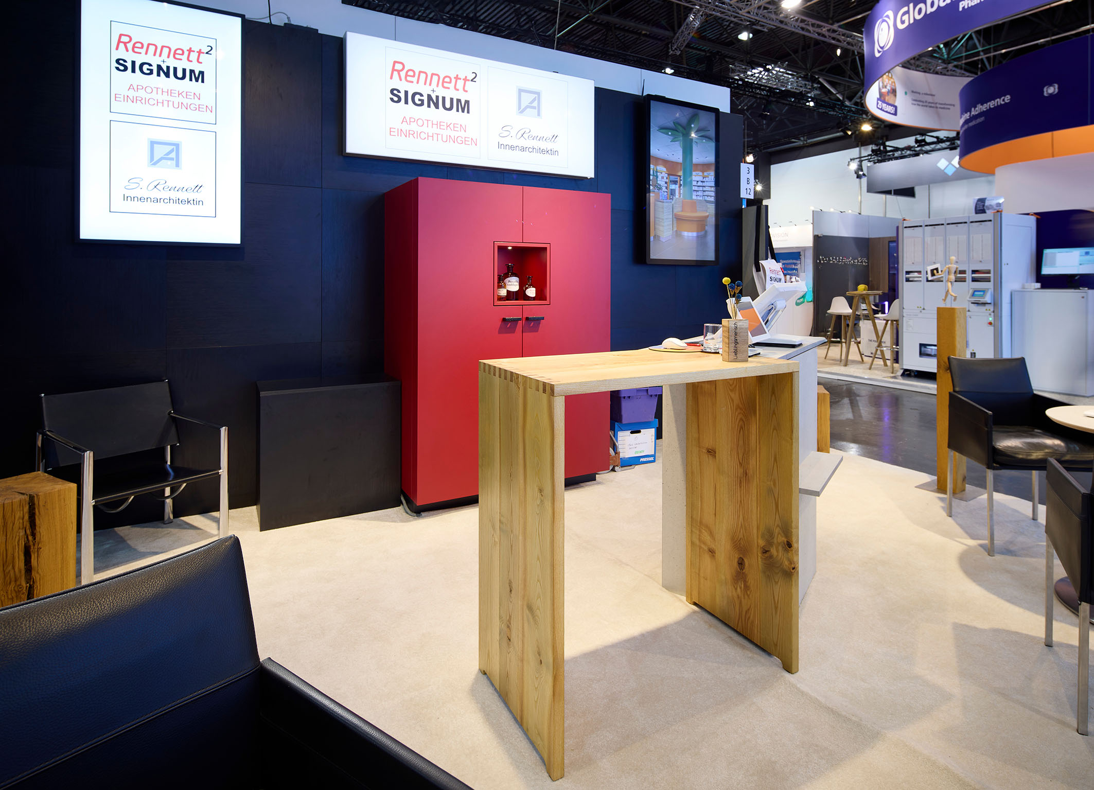 Messestand mit rotem Schrank und Holztheke davor.