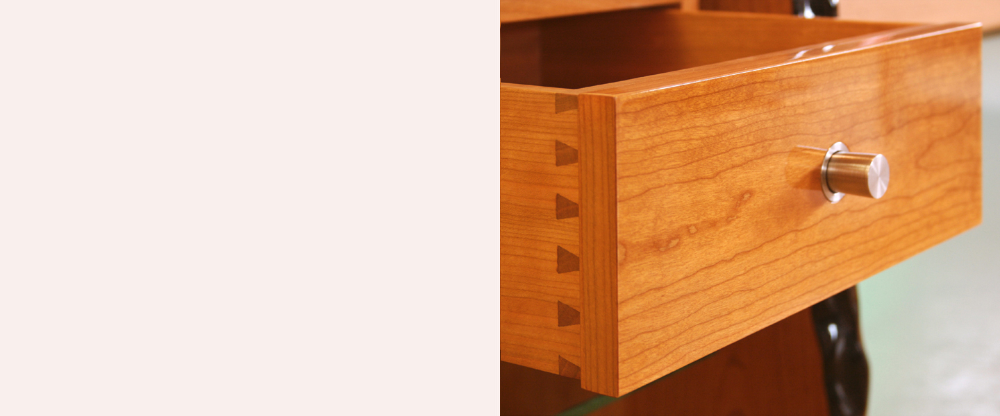Eine Holzschublade mit einem Metallgriff.