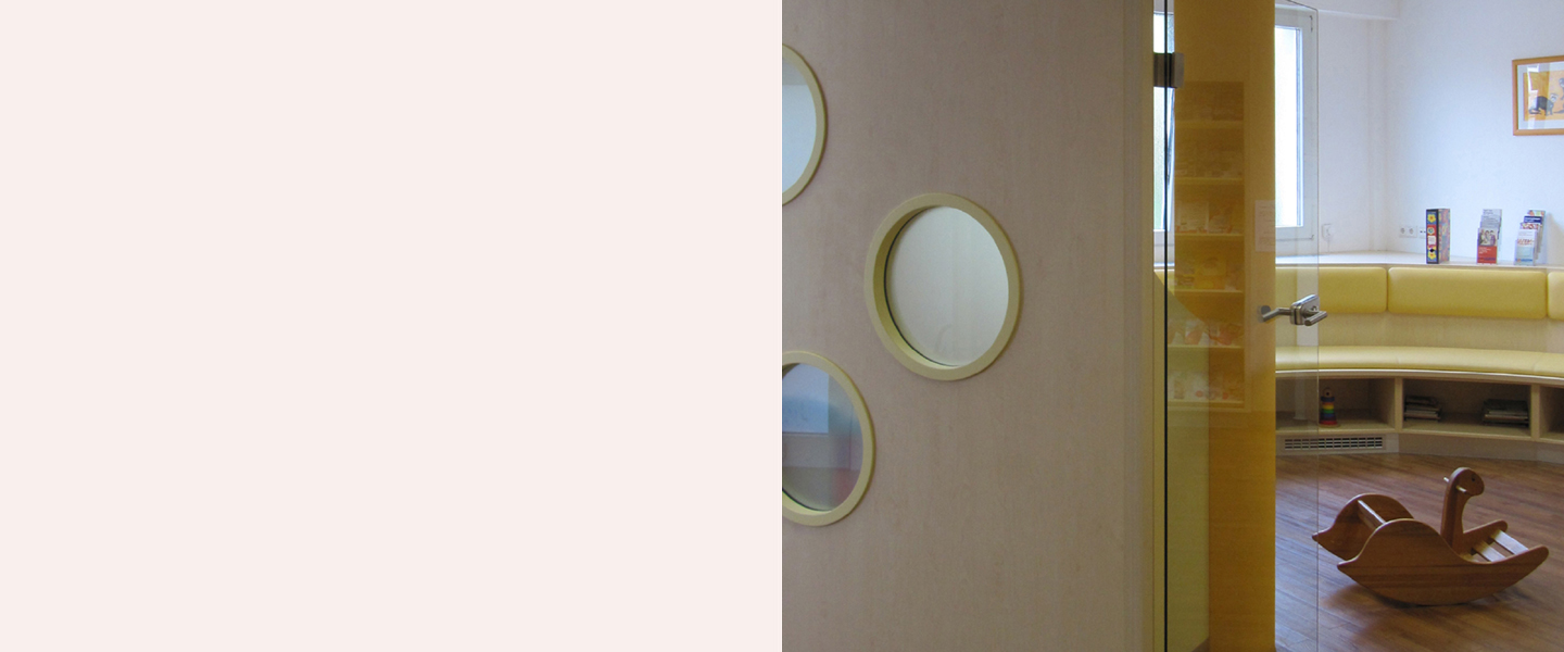 Der Wartebereich einer Arztpraxis mit bequemer Bank und Spielzeug.