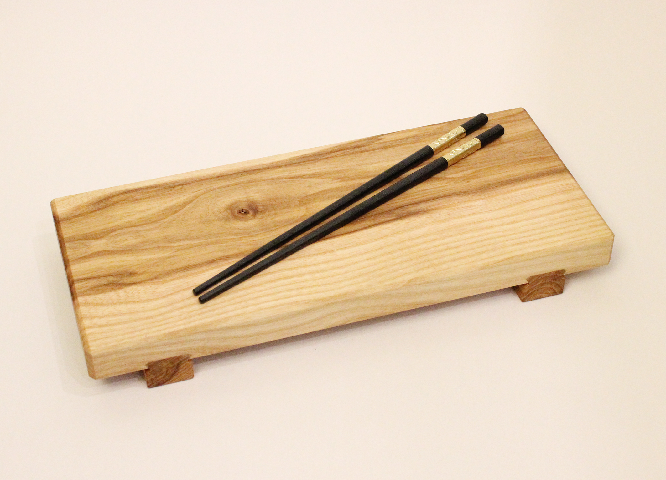 Japanisches Sushi Brett mit Stäbchen.