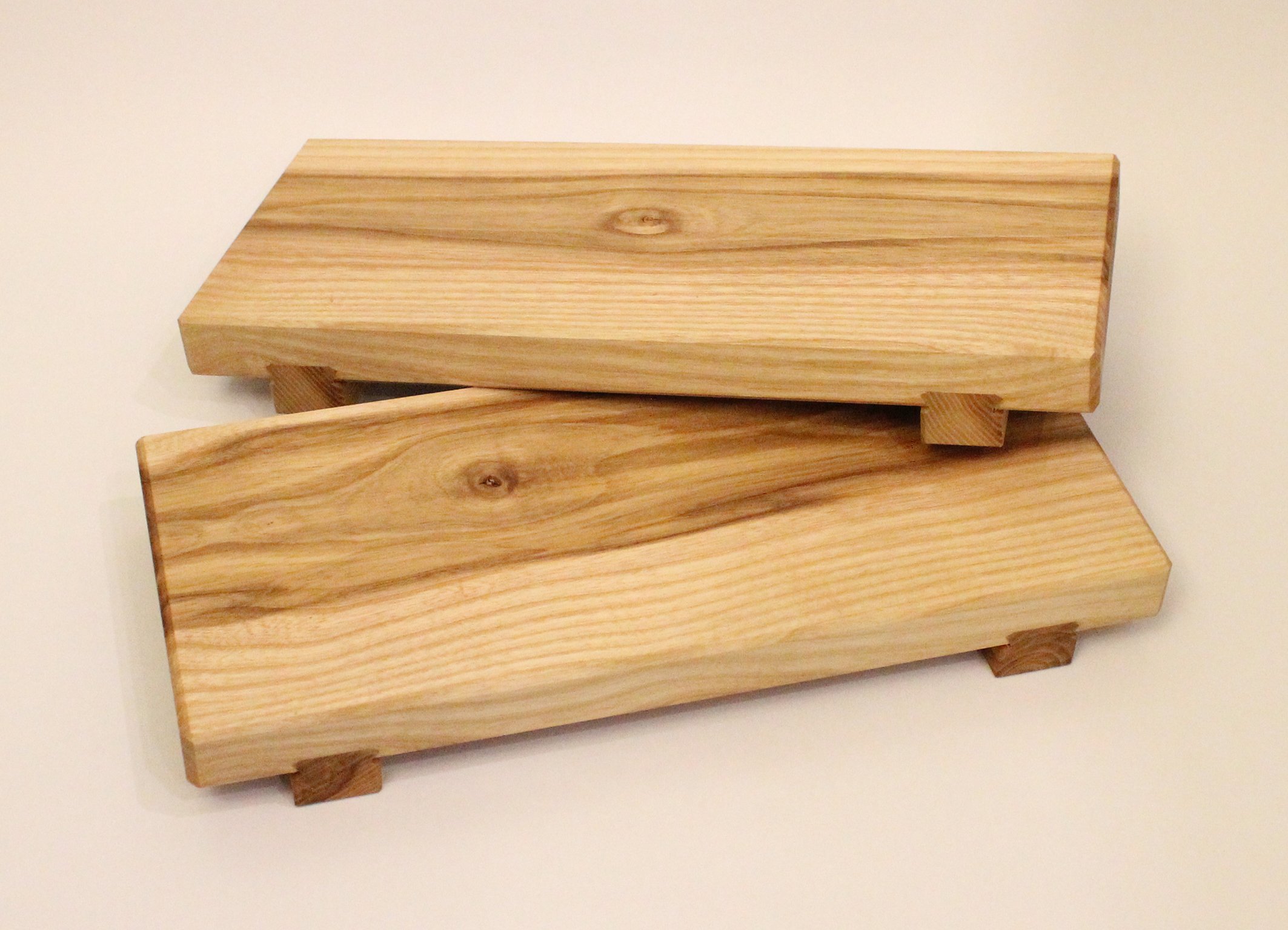 2 Japanische Sushi Brettchen gestapelt.