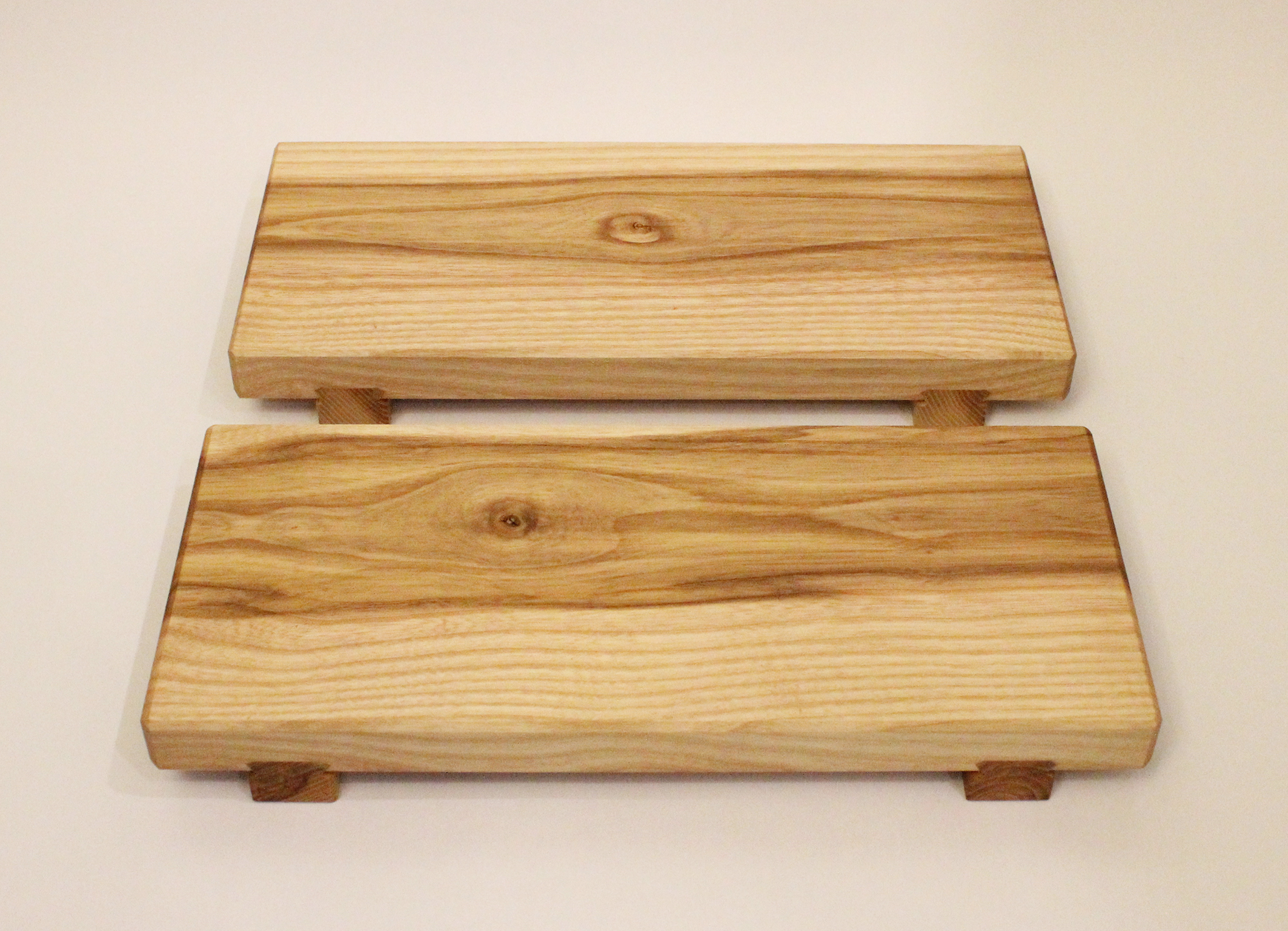 2 Japanische Sushi Bretter in Perspektive.