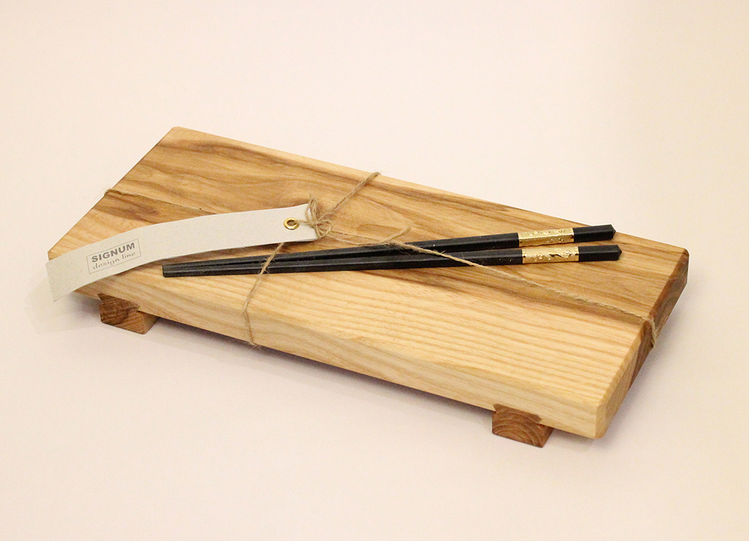 Sushibrettchen in Esche mit Essstäbchen.