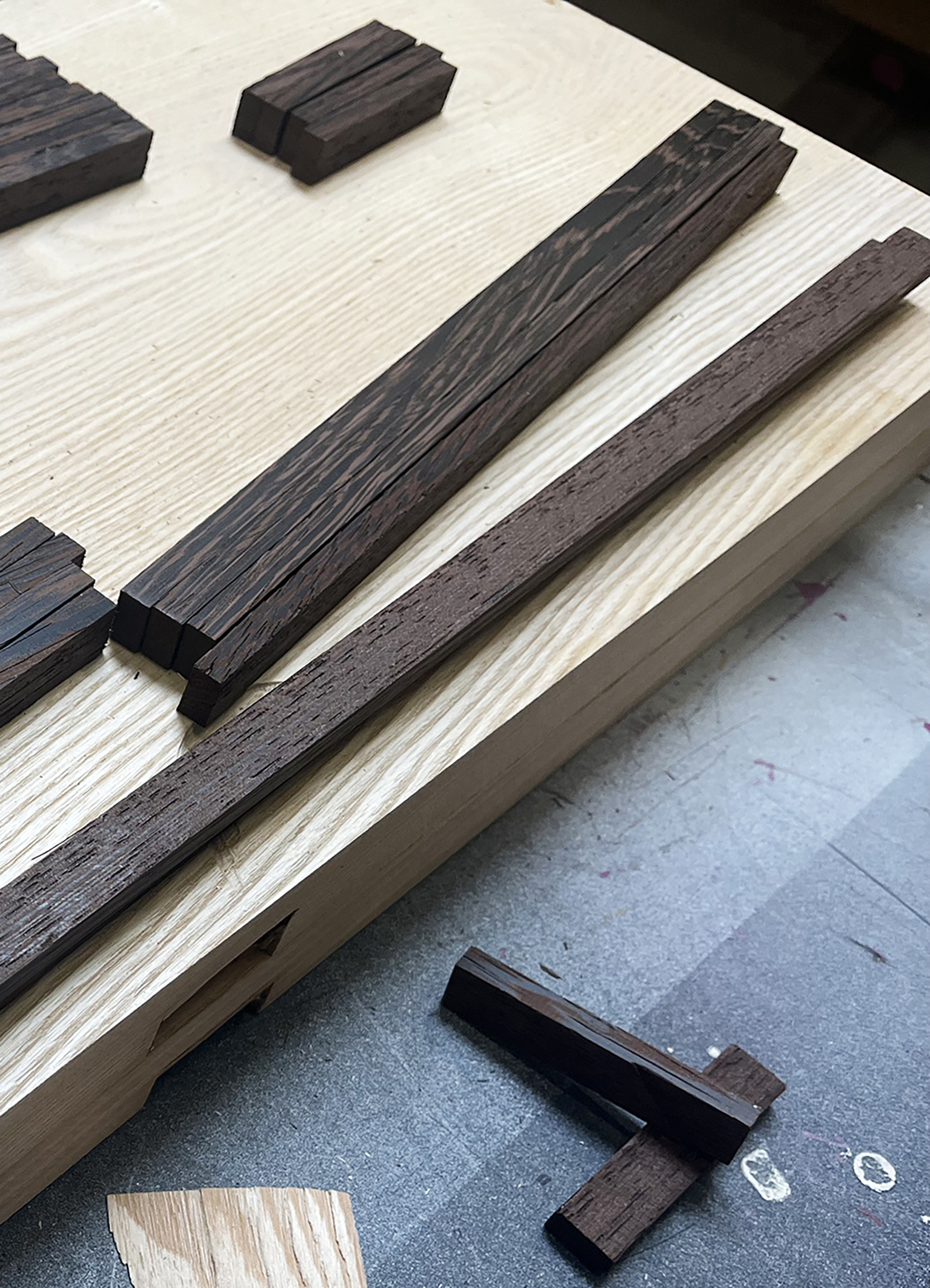 Rohholz vor dem verleimen des Sushibrettes.