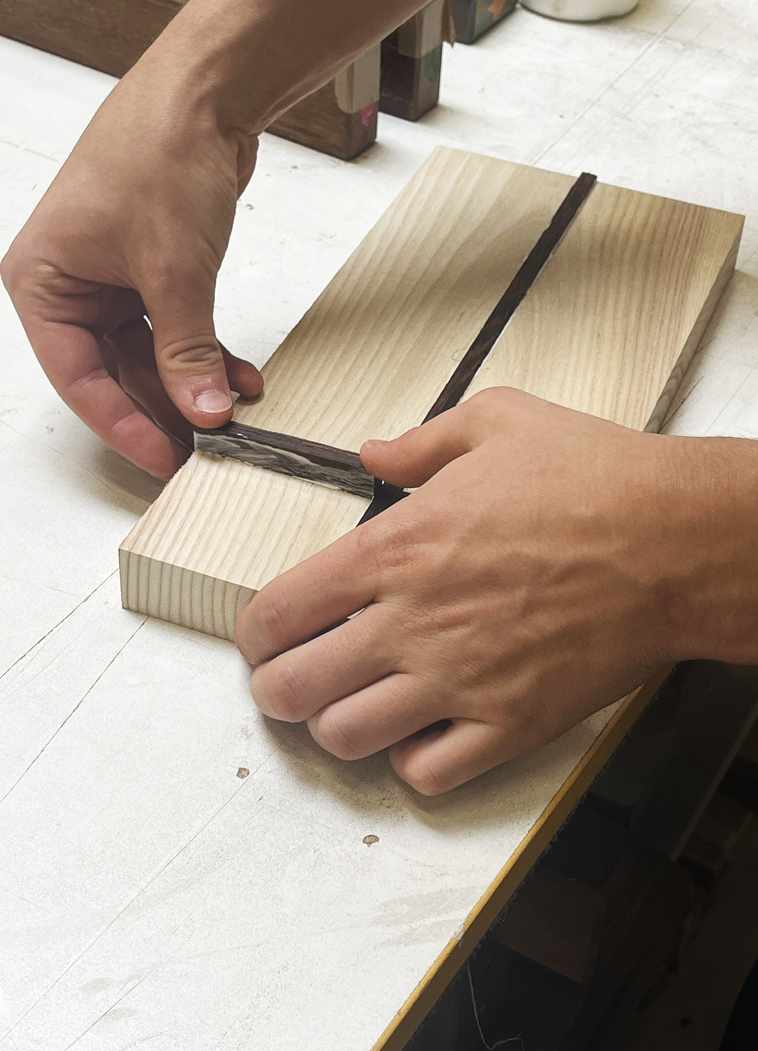 Sushi Brett bei der Verleimung.