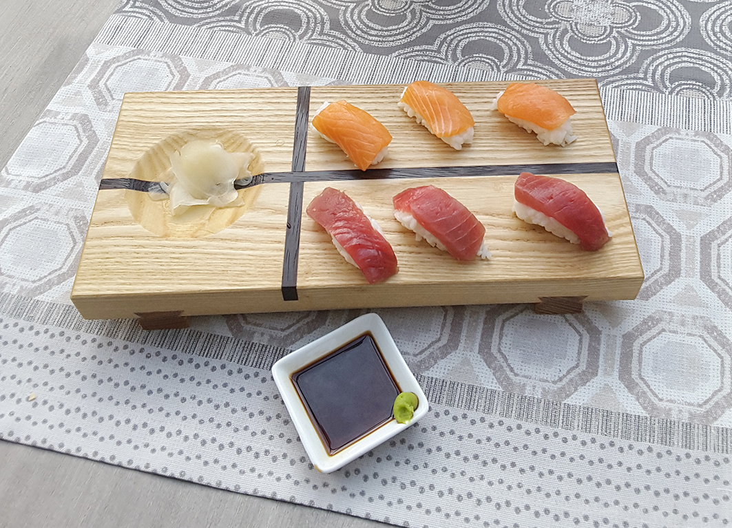 Japanisches Sushi Brettchen bestückt mit Wasabi, Sushi & Sojasaucenschälchen.