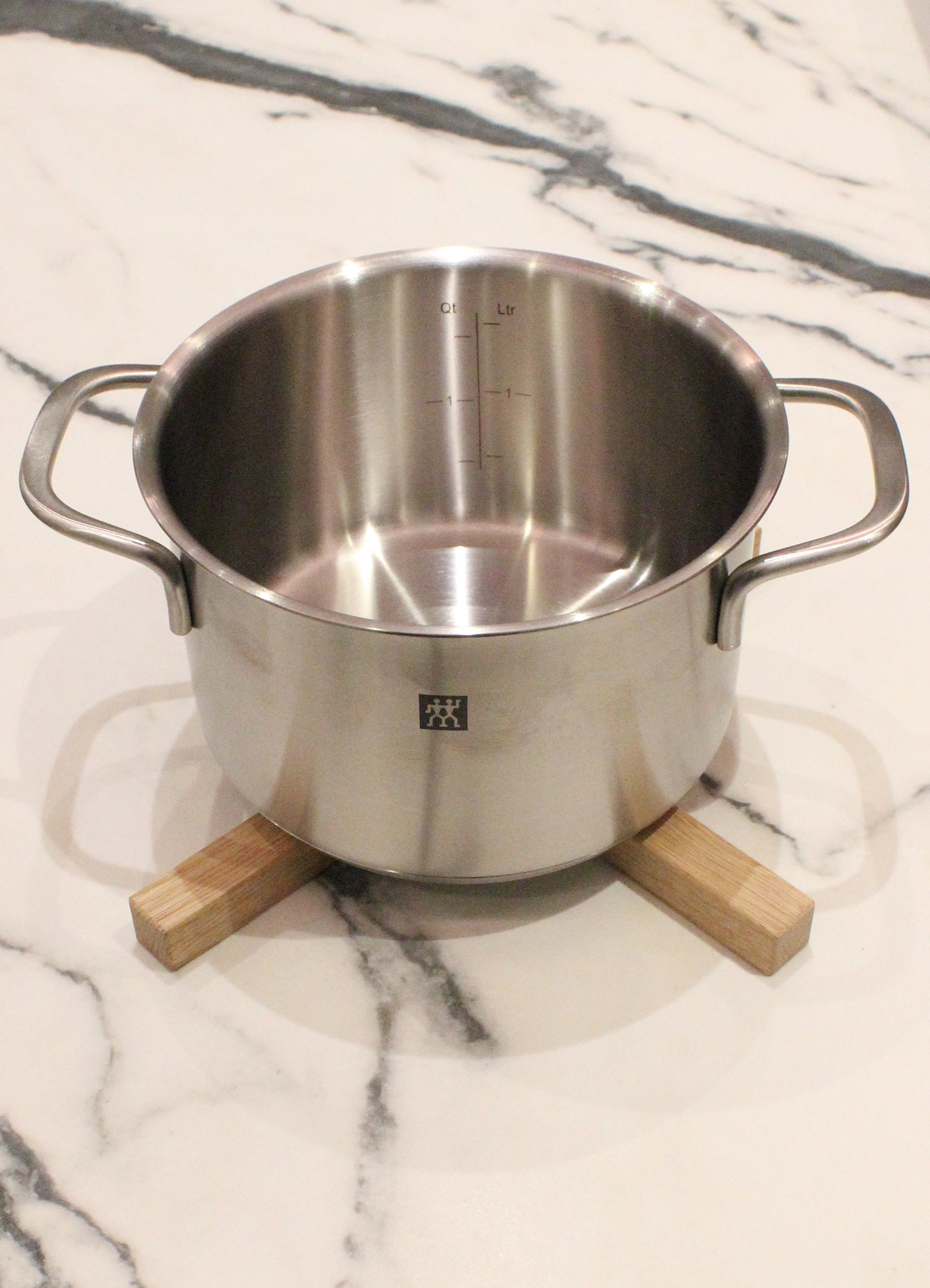 Topfuntersetzer Holzkreuz mit Topf.