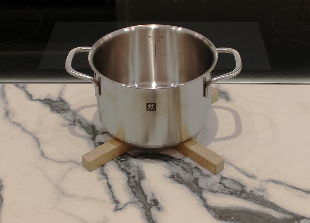 Topfuntersetzer Holzkreuz mit Topf.