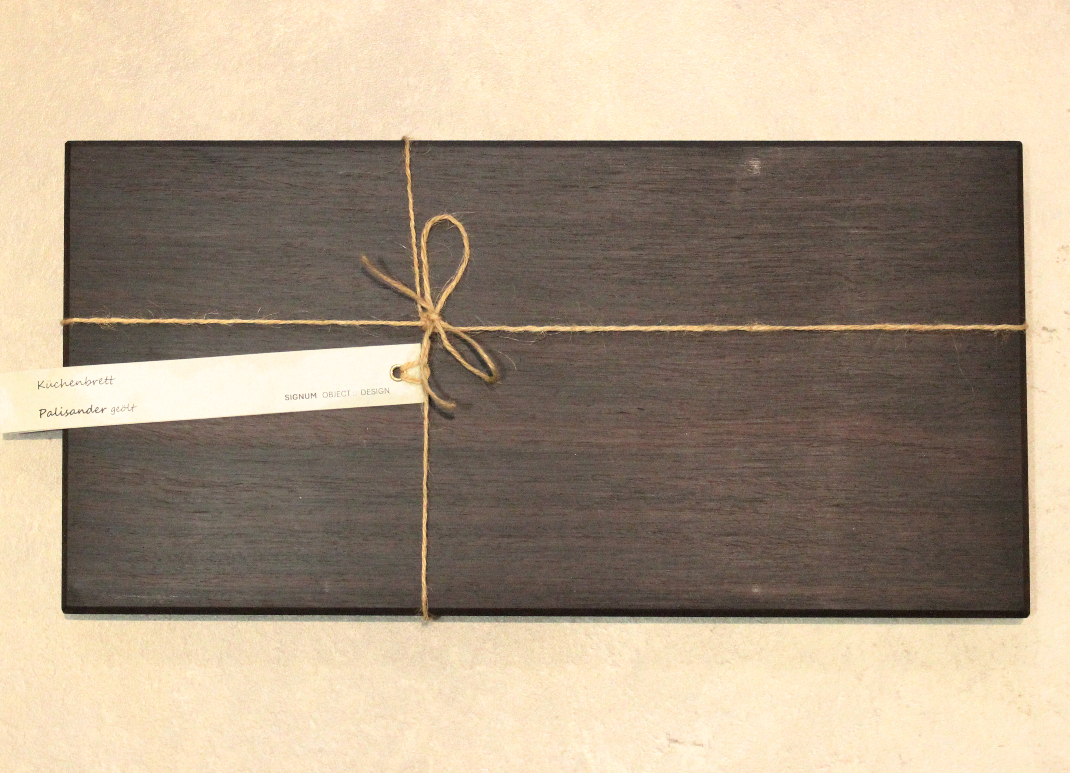 Holzbrettchen Palisander frontal fotografiert.