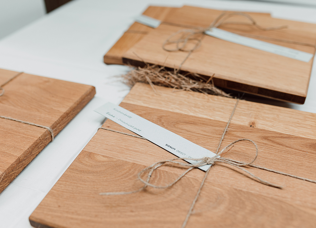 Holzvasen auf rotem Untergrund mit eingefrästen Schriftzügen "Lieblingsmensch" und "Ruhrpott".