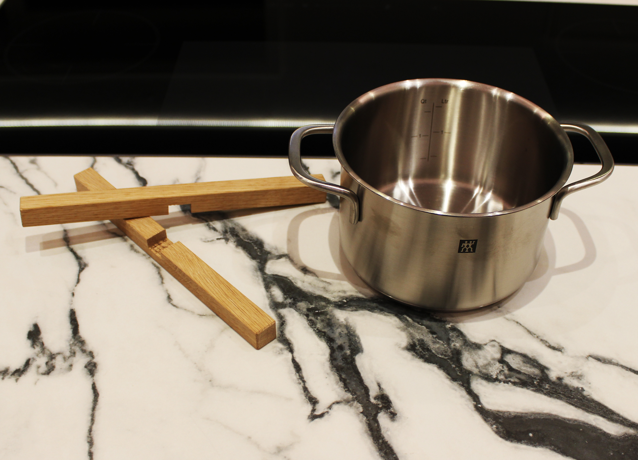 Topfuntersetzer nicht zusammengesteckt neben Topf.