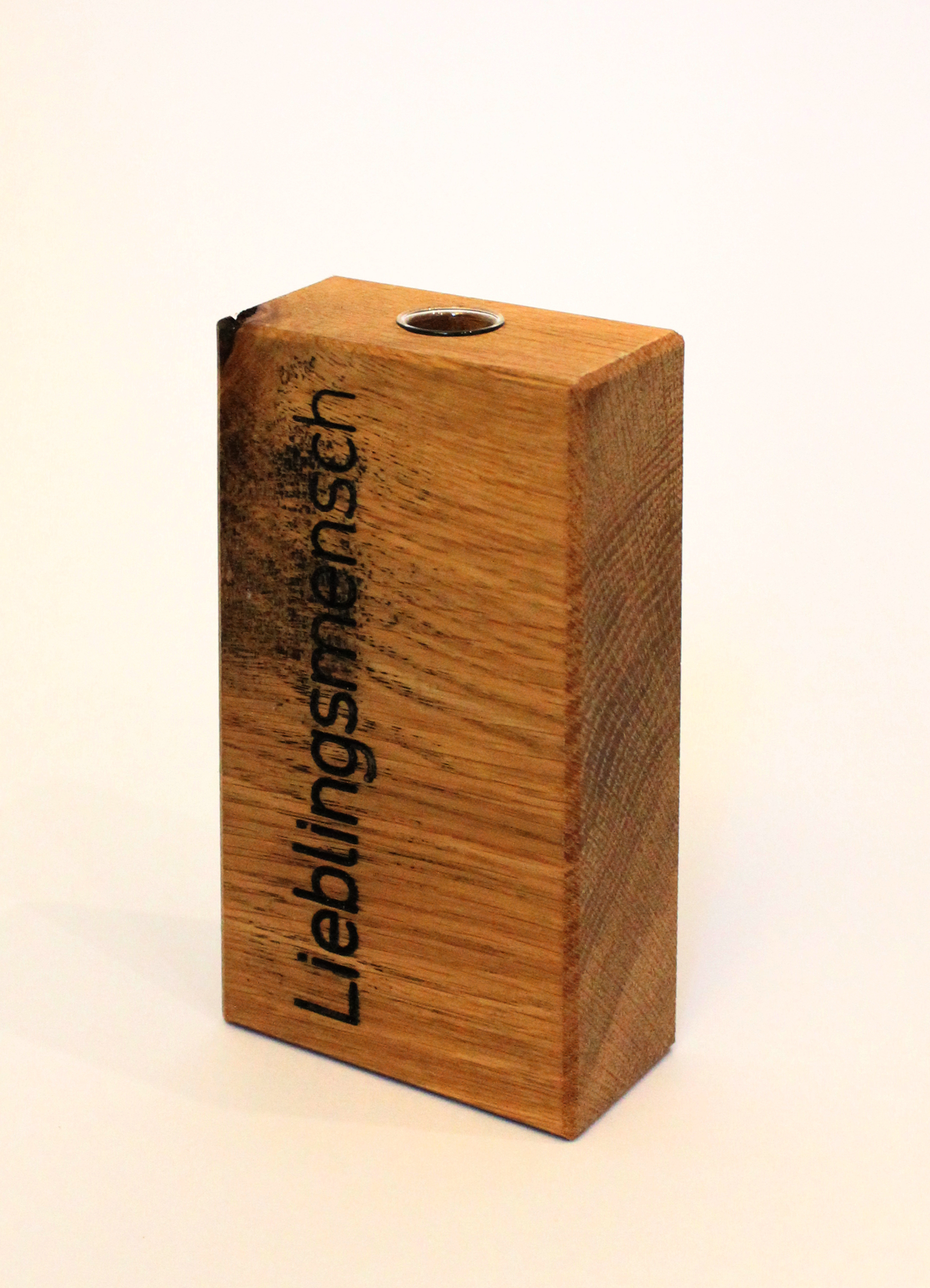 Holzvase "Lieblingsmensch" mit einem Glasröhrchen leer.