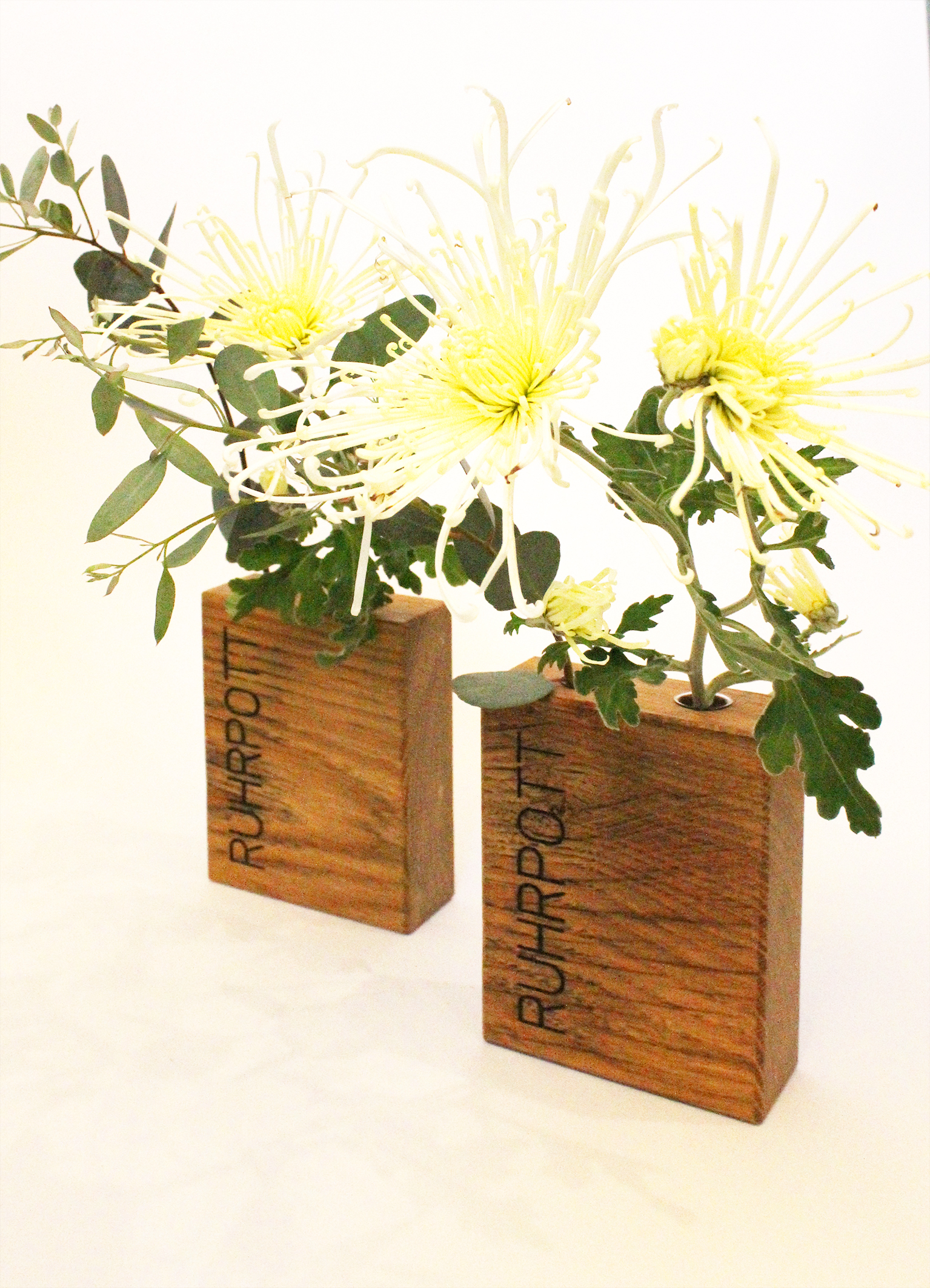 Holzvasen mit je 2 Glasröhrchen und Schriftzug "Ruhrpott".