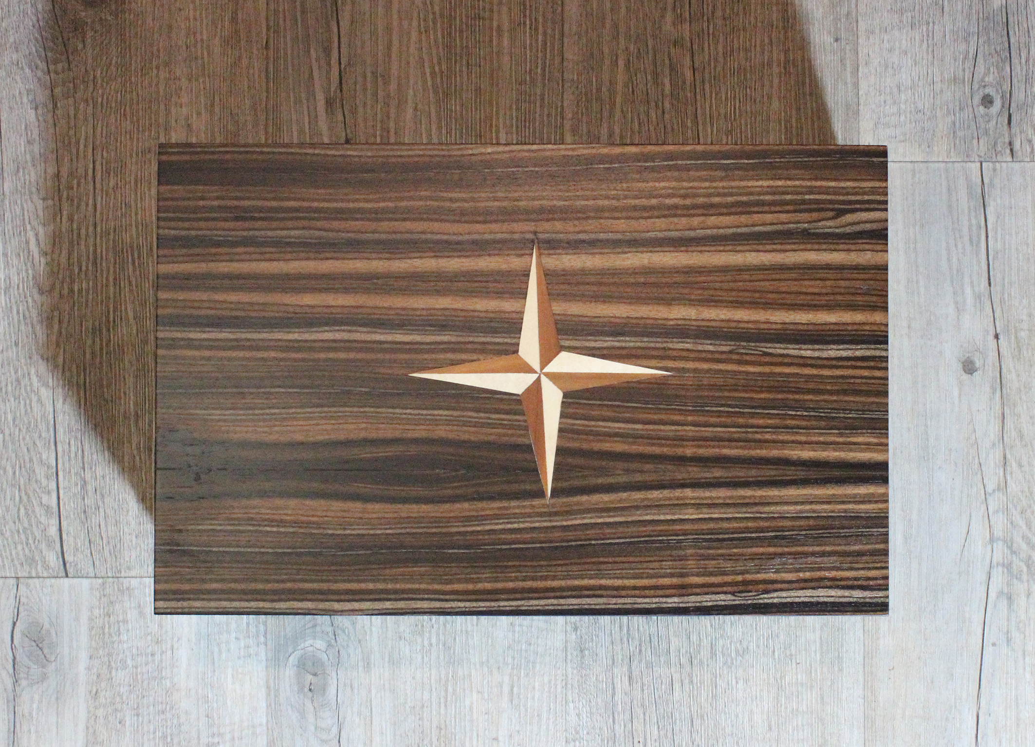 Weinkiste Makassar frontal fotografiert.