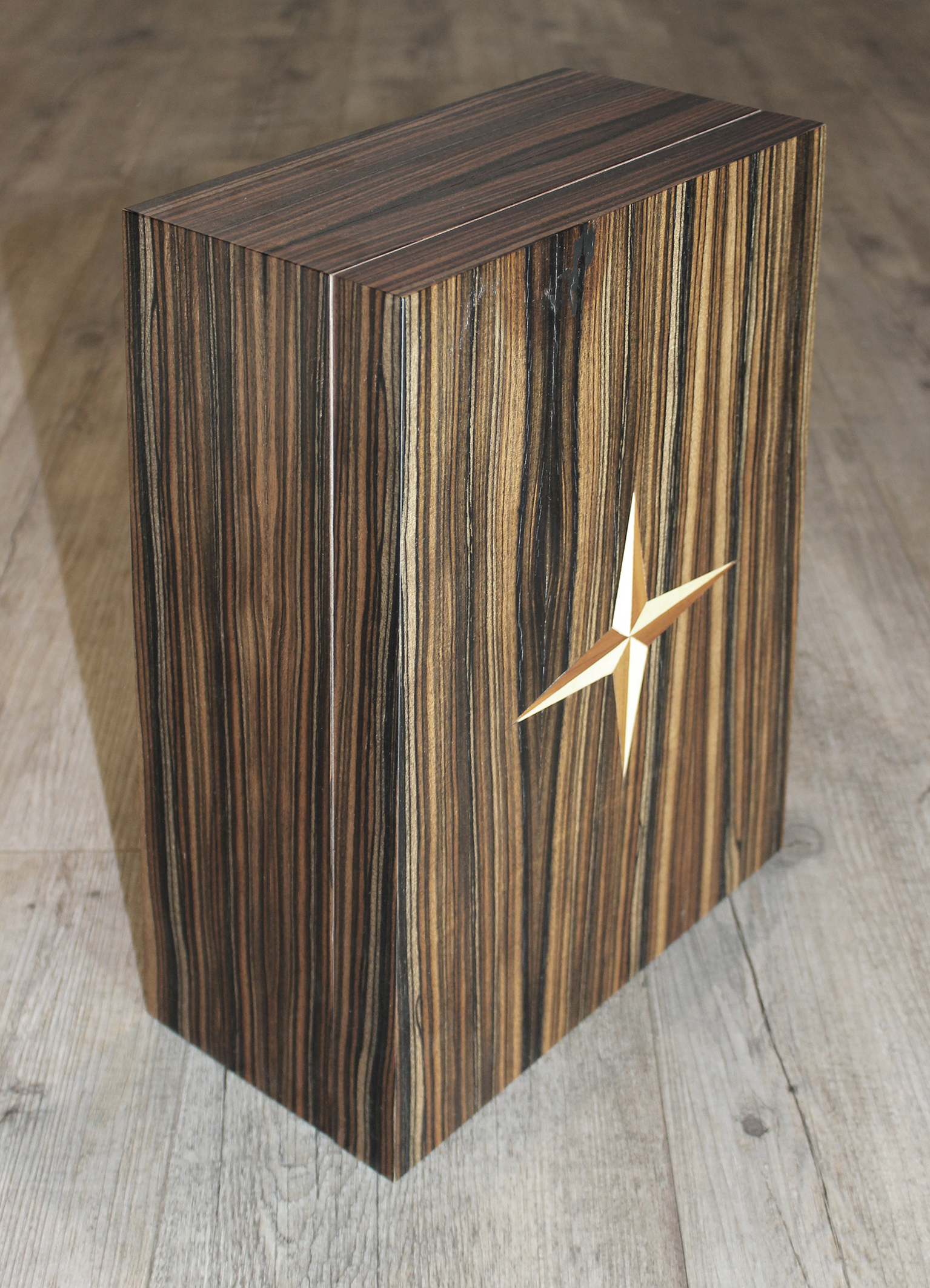 Weinkiste Makassar furniert in Perspektive fotografiert.