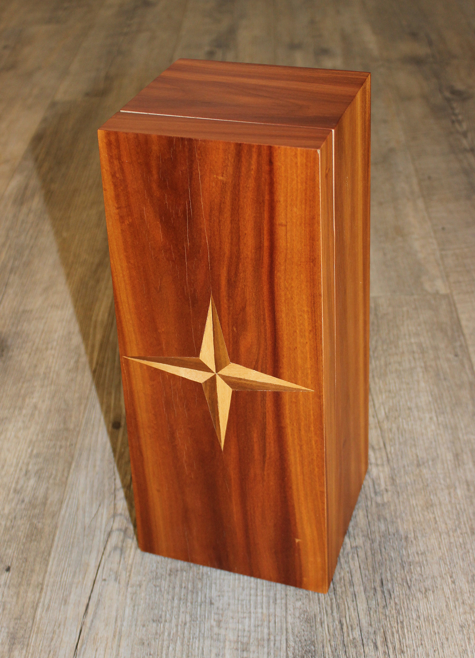 Weinkiste Zwetschge stehend fotografiert.