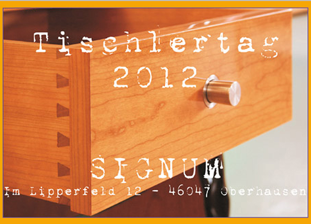 Postkarte, Einladung zur Ausstellung 2012, die neben Einladungstext gezinkten Schubkasten in Kirschbaum zeigt.