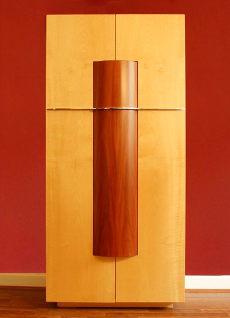 Ein Holzschrank mit roter Tür und Türgriff.