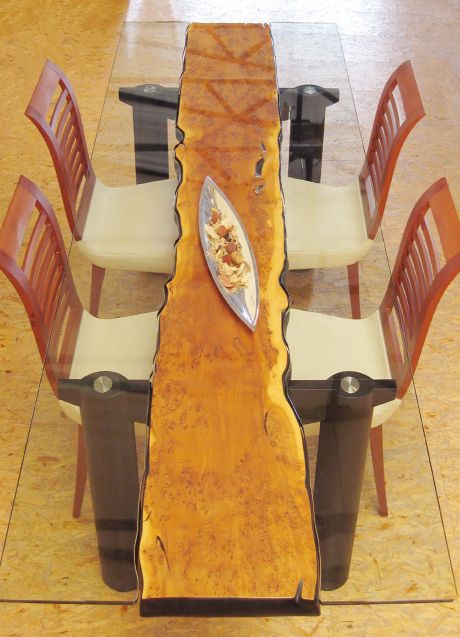 Esstisch aus massivem Naturholz mit unregelmäßiger Kante, Glasplatte, sechs Stühlen und Deko-Schale in der Mitte