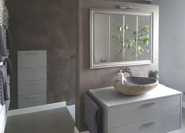 Ein Badezimmer mit Waschbecken und Spiegel.