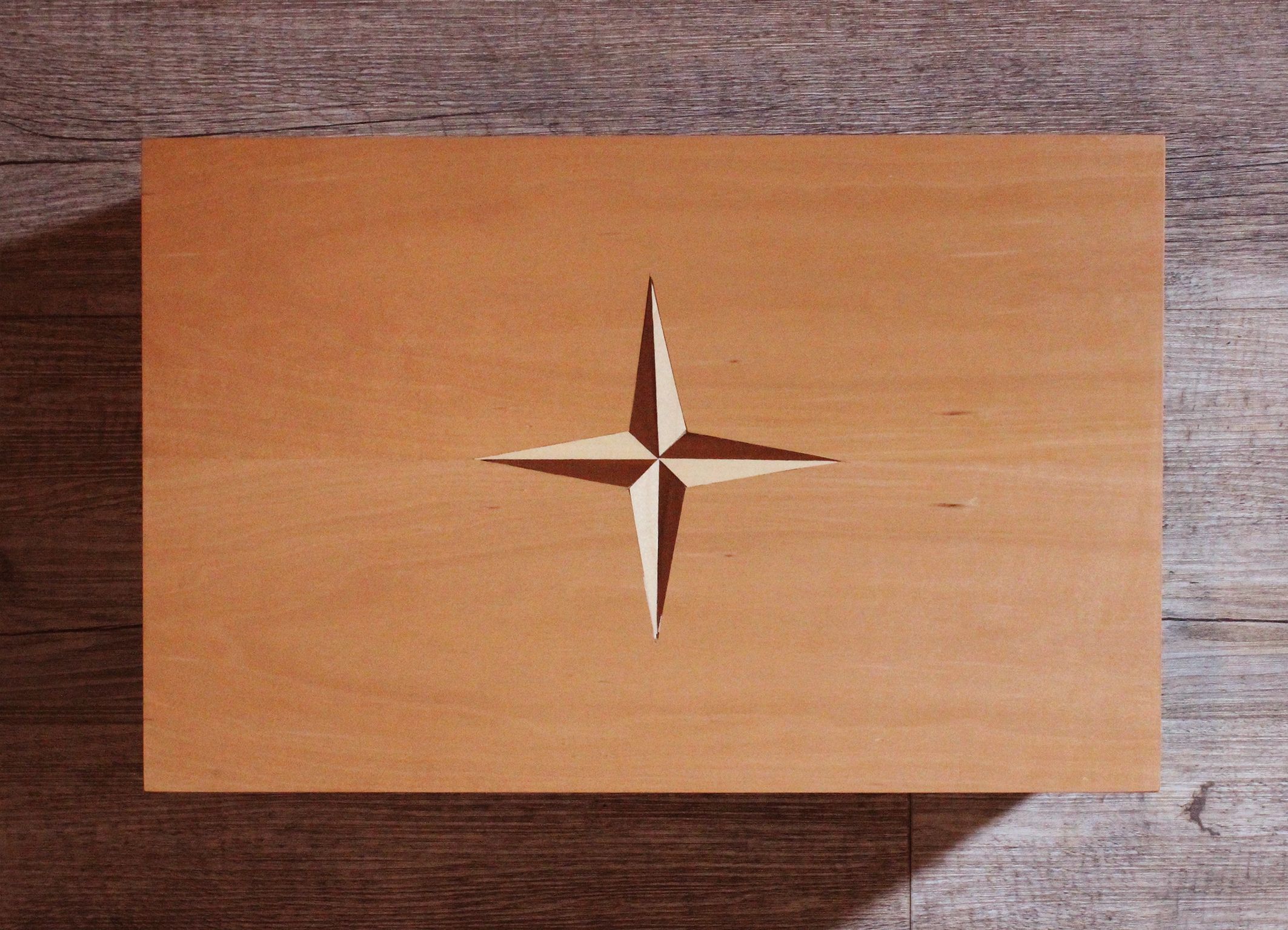 Weinkiste in Birnbaumfurnier mit Einlegearbeit in Kontrastfurnier.