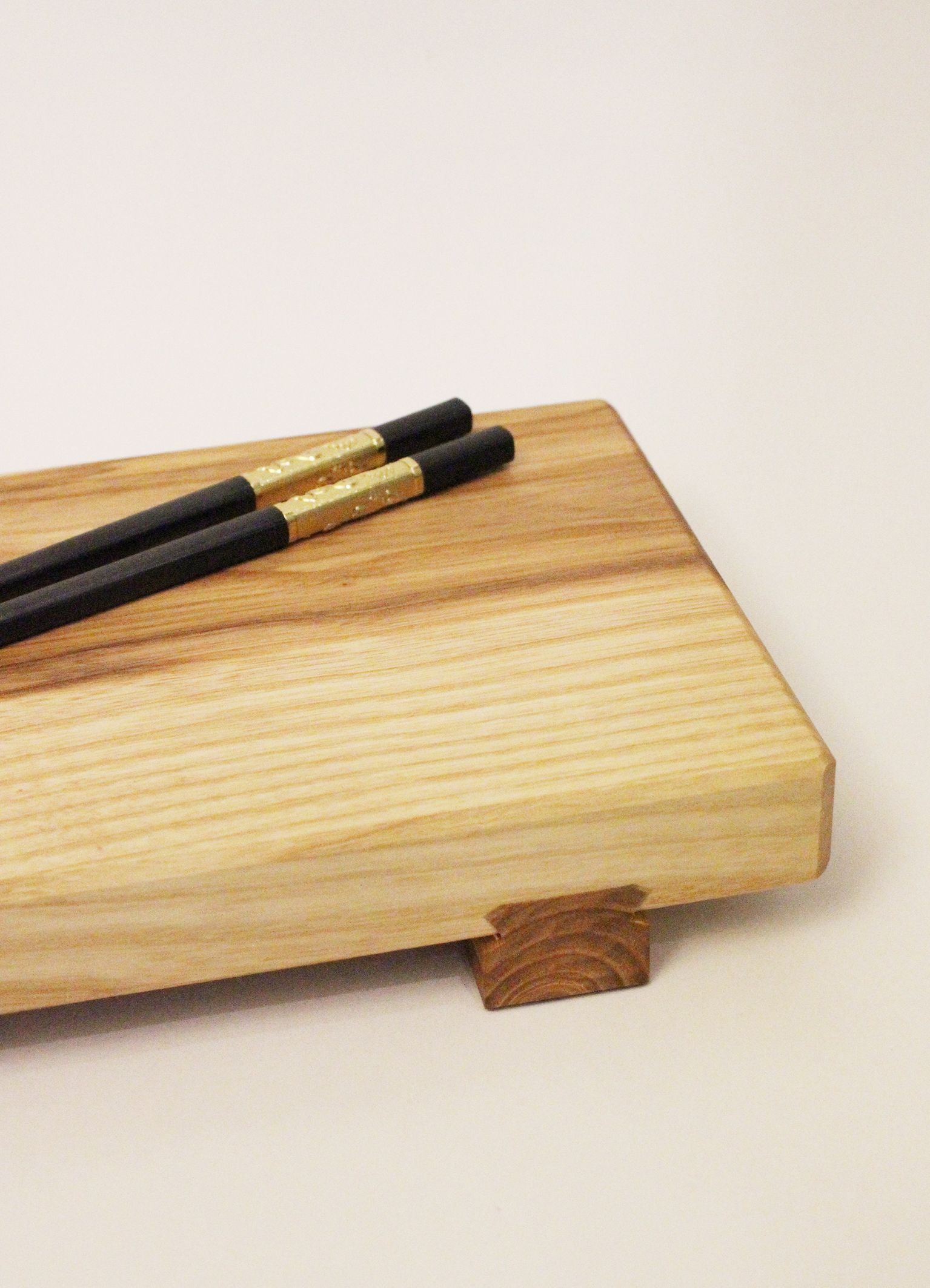 Japanisches Sushi Brett Detailfoto Gratleiste.