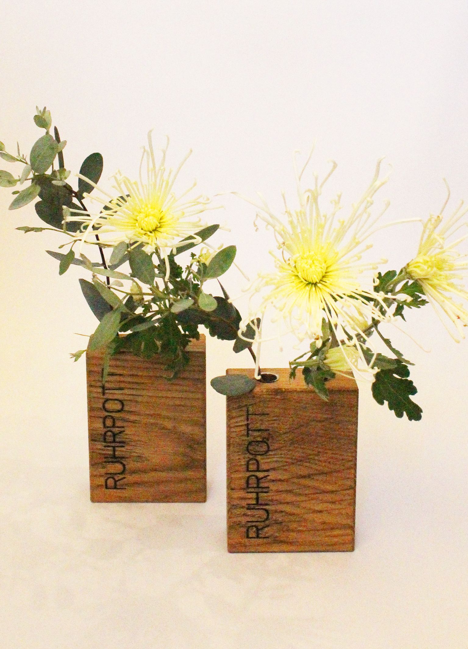 Holvasen mit je 2 Glasröhrchen und Schriftzug "Ruhrpott".