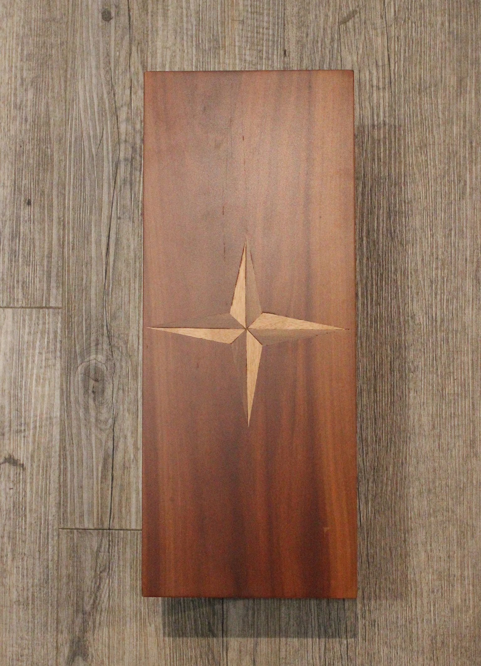 Weinkiste Zwetschgenfurnier frontal fotografiert  .