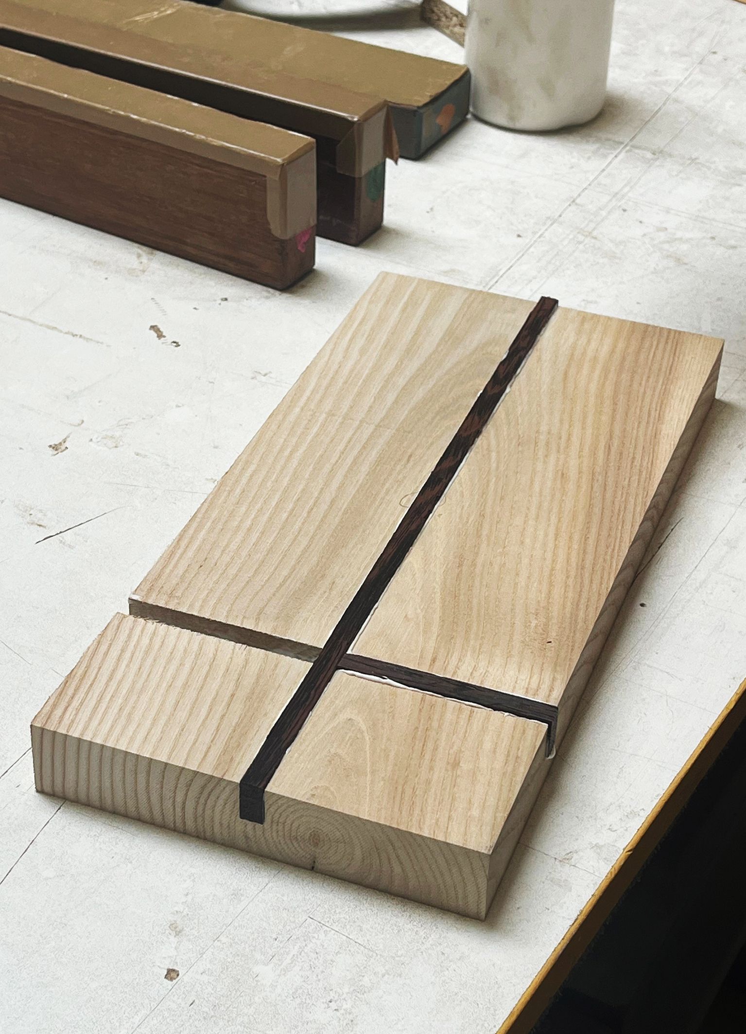 Japanisches Sushi Brett mit Leim in Fuge.