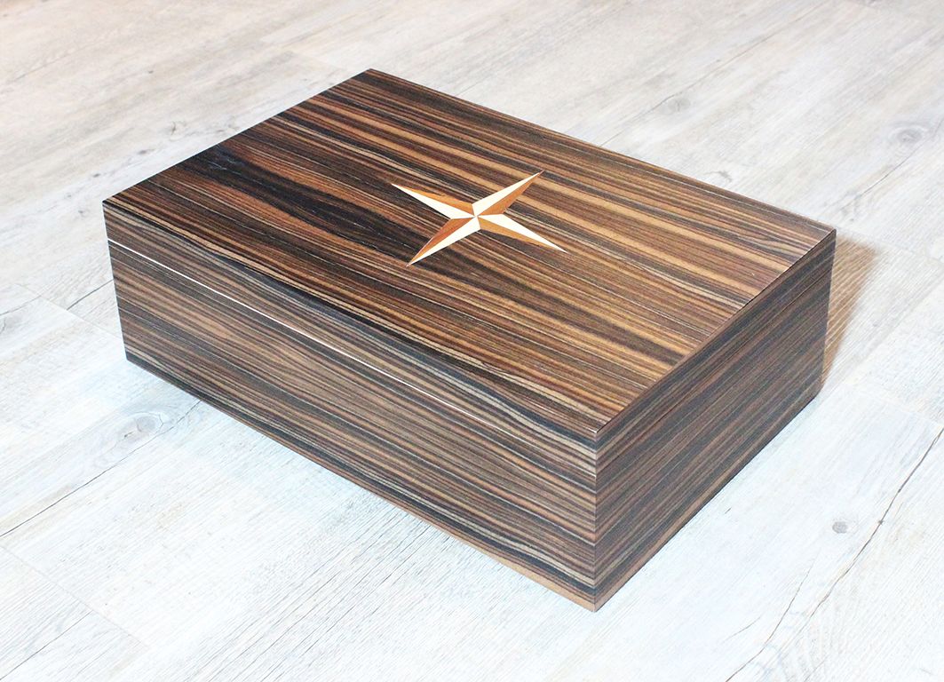 Holzvasen auf rotem Untergrund mit eingefrästen Schriftzügen "Lieblingsmensch" und "Ruhrpott".