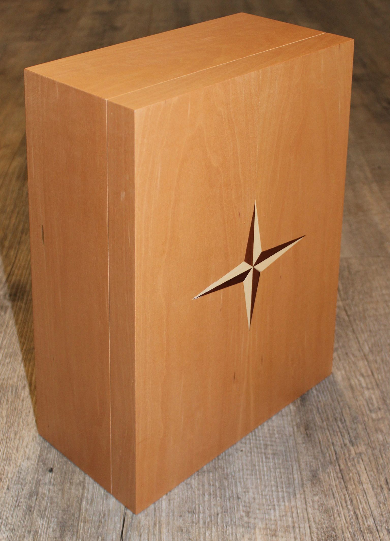 Perspektive einer Weinkiste in  BIrnbaumfurnier.