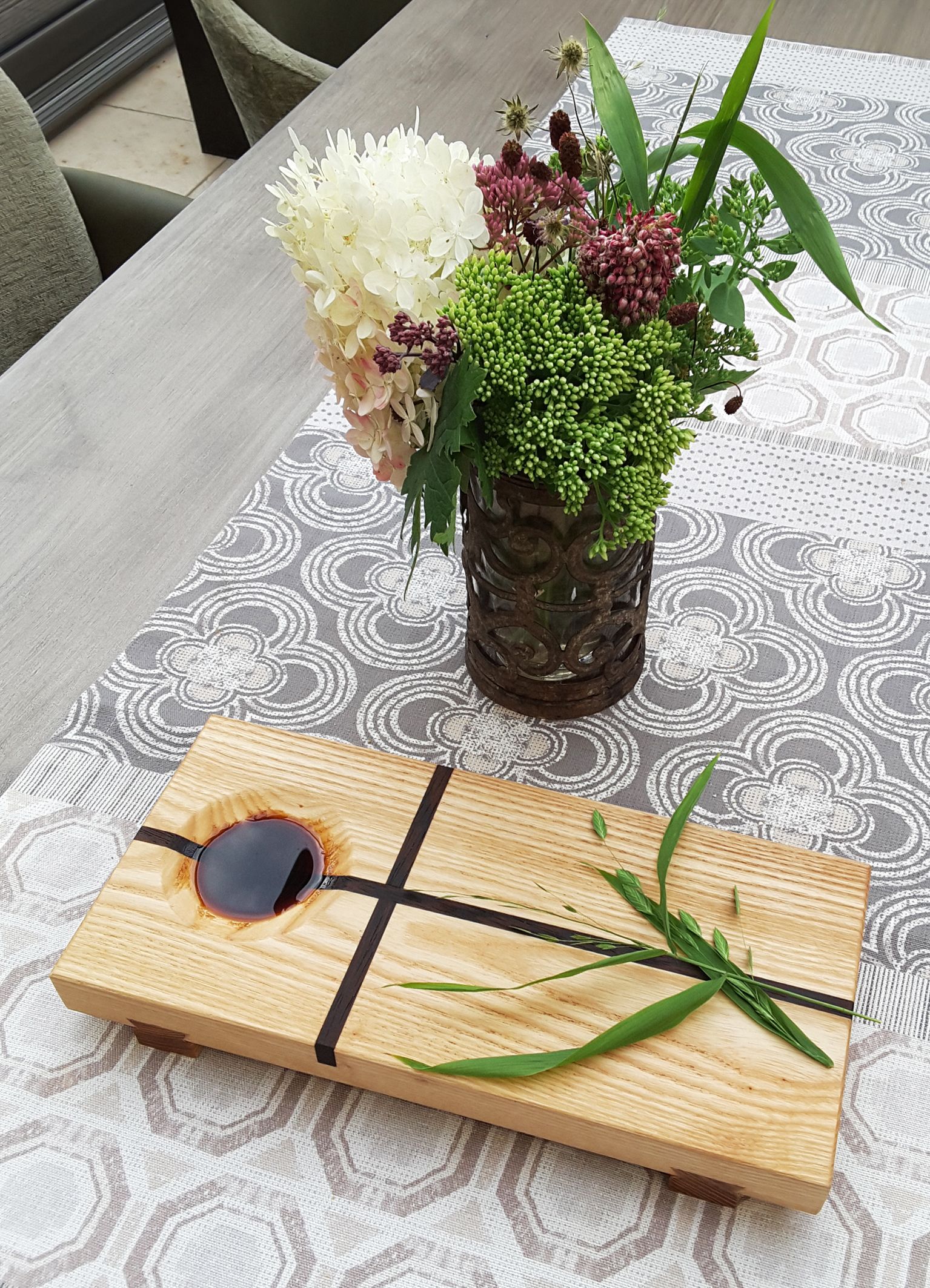 Japanisches Sushi Brett mit Sojasauce in gefräster Mulde und Dekozweig.