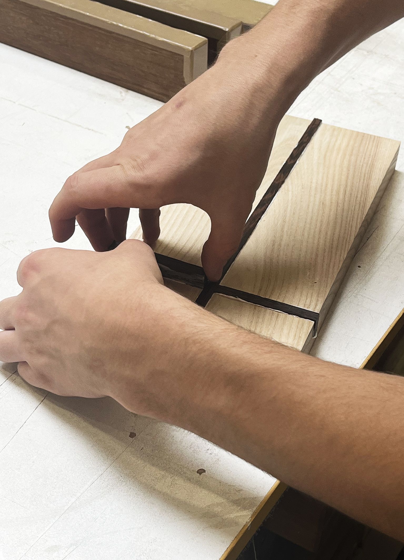 Japanisches Brett, bei dem Kontrsthölzer eingeleimt werden.