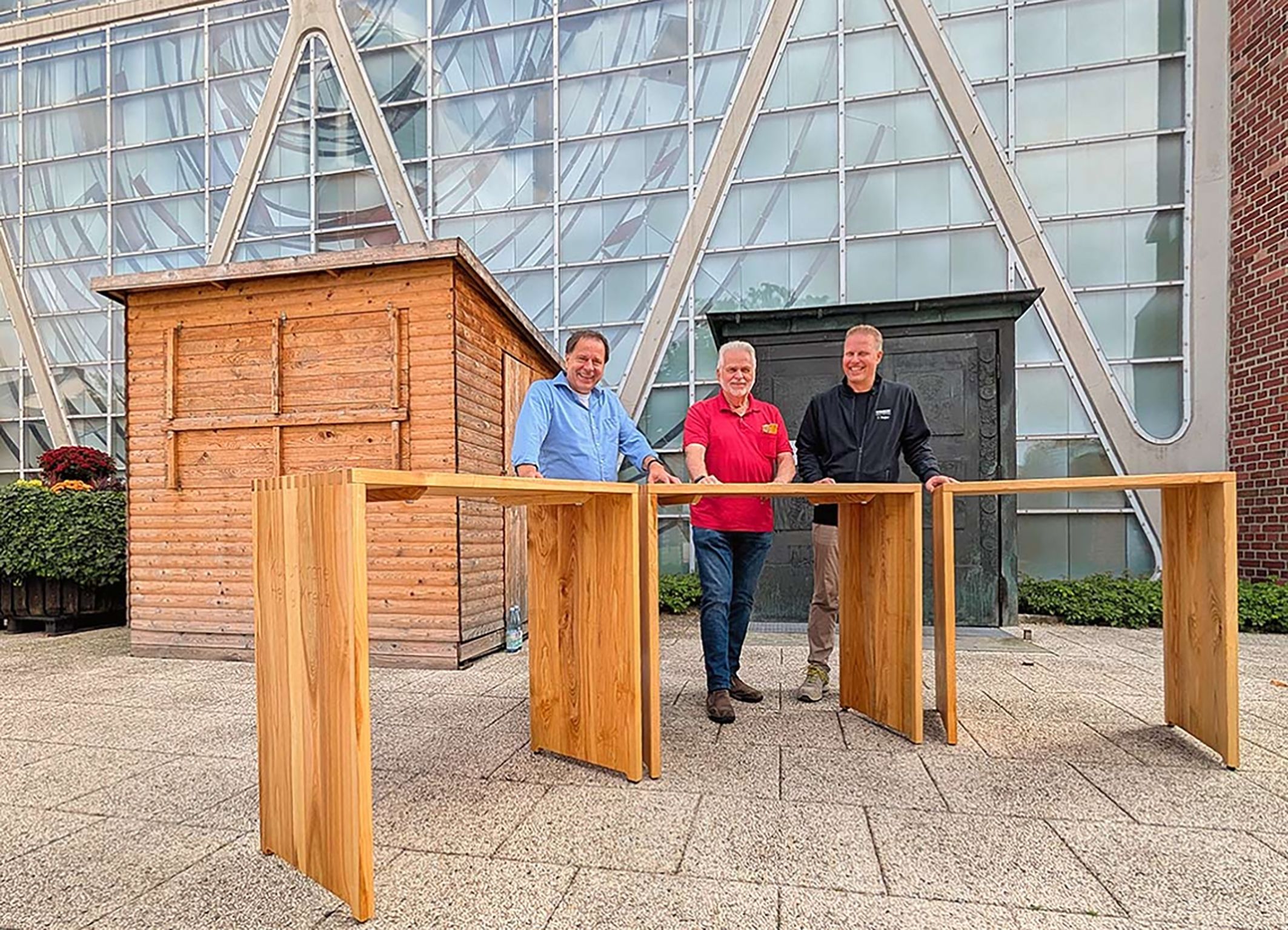 3 Stehtische aus recyceltem Holz der ehemaligen Kirchenbänke der Kulturkirche Heilig Geist e.V.