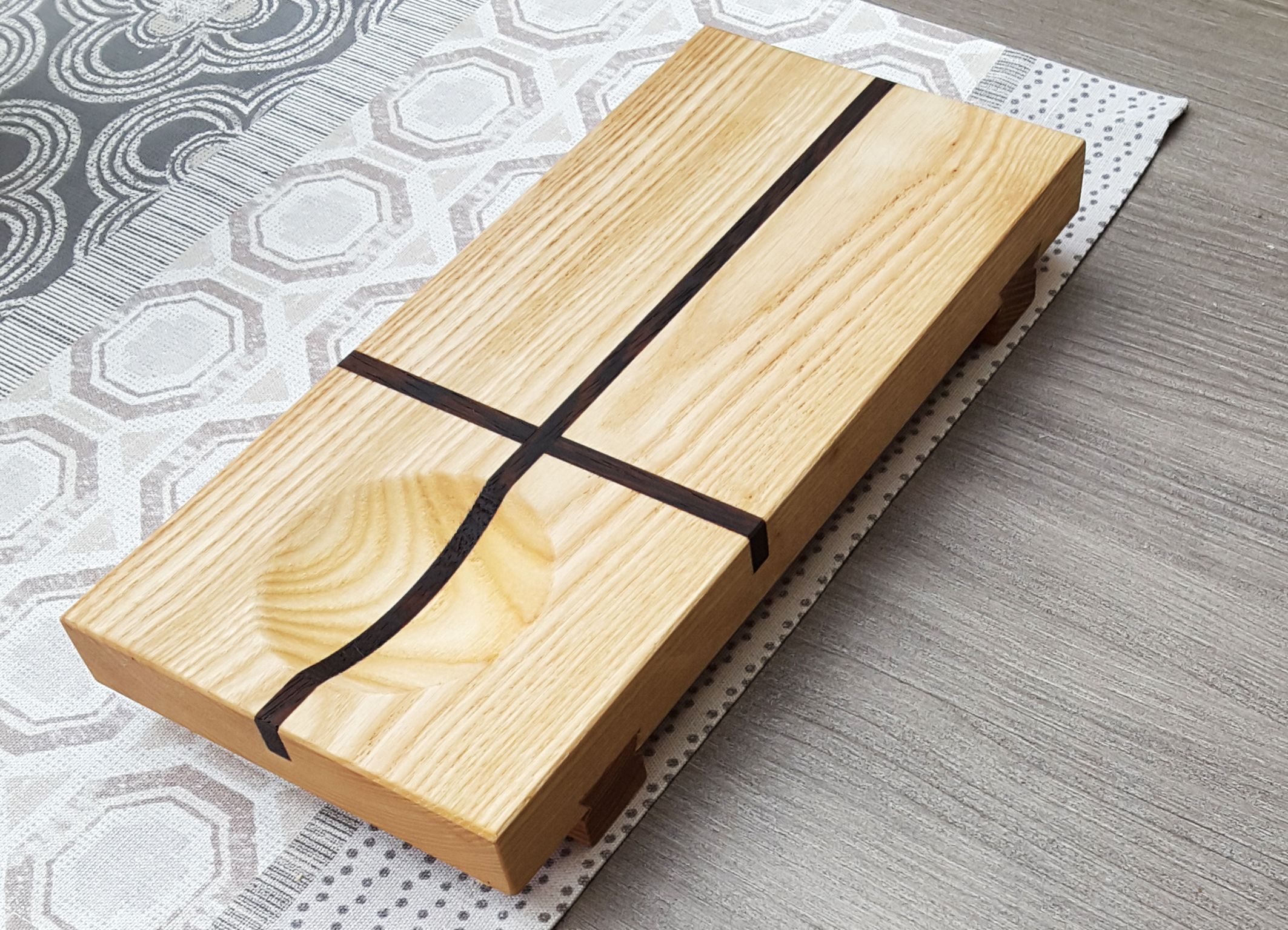 Japanisches Sushi Brett in Perspektive fotografiert.