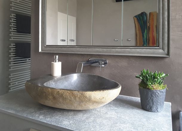 Badezimmer Waschtisch mit Aufsatzwaschbecken in Naturstein.